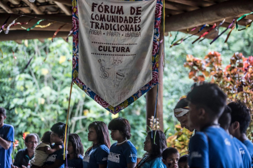 Foto com crianças reunidas no Fórum de comunidades tradicionais